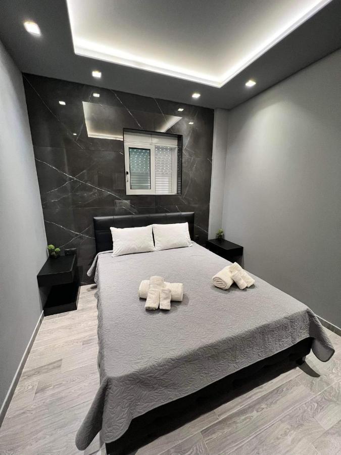 Luxury Black And White Interior Apartments Kalamata Extérieur photo