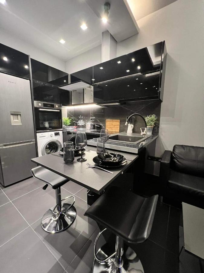 Luxury Black And White Interior Apartments Kalamata Extérieur photo