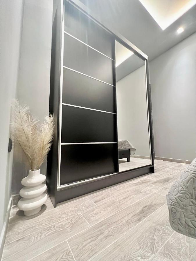 Luxury Black And White Interior Apartments Kalamata Extérieur photo